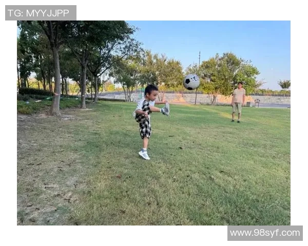 足球送人传递快乐与友谊让每一个孩子都能享受这项运动的乐趣